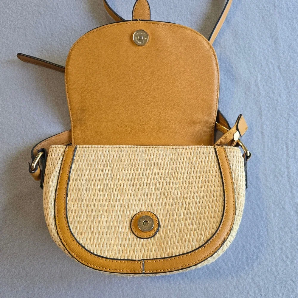 Izzy & Ali Crossbody Bag Womens Small Tan Woven Straw Faux Leather Saddle Purse