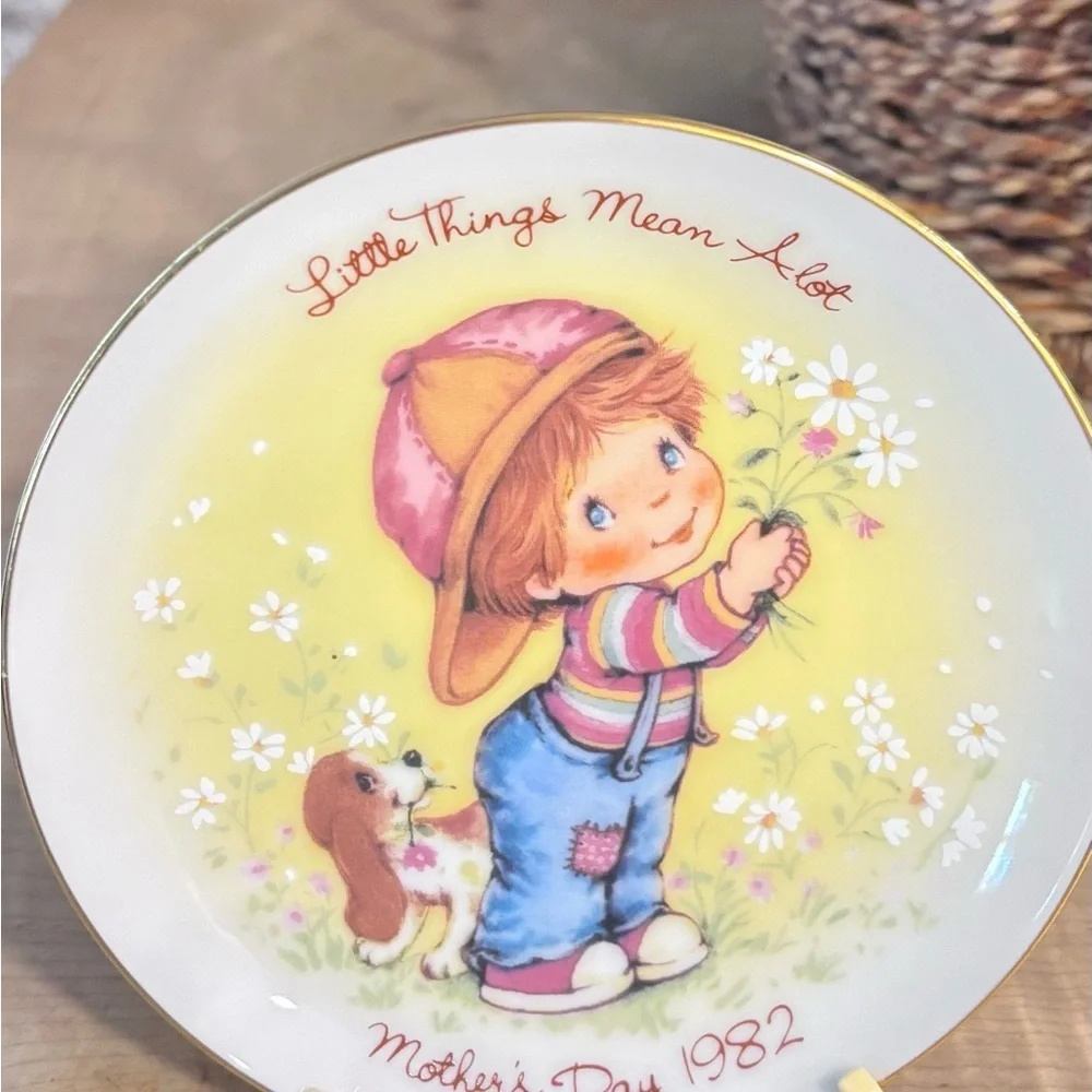 Charming Collectible Decorative Plates Set of 4