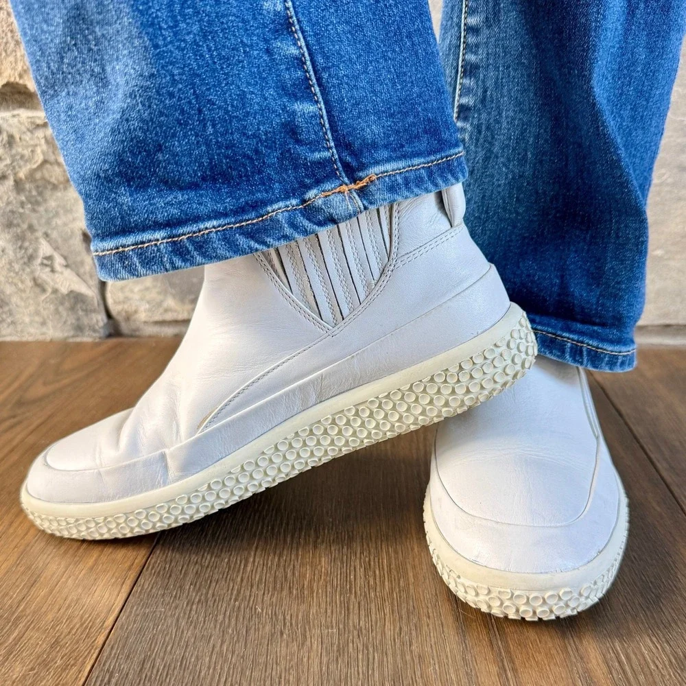 O.X.S. white leather