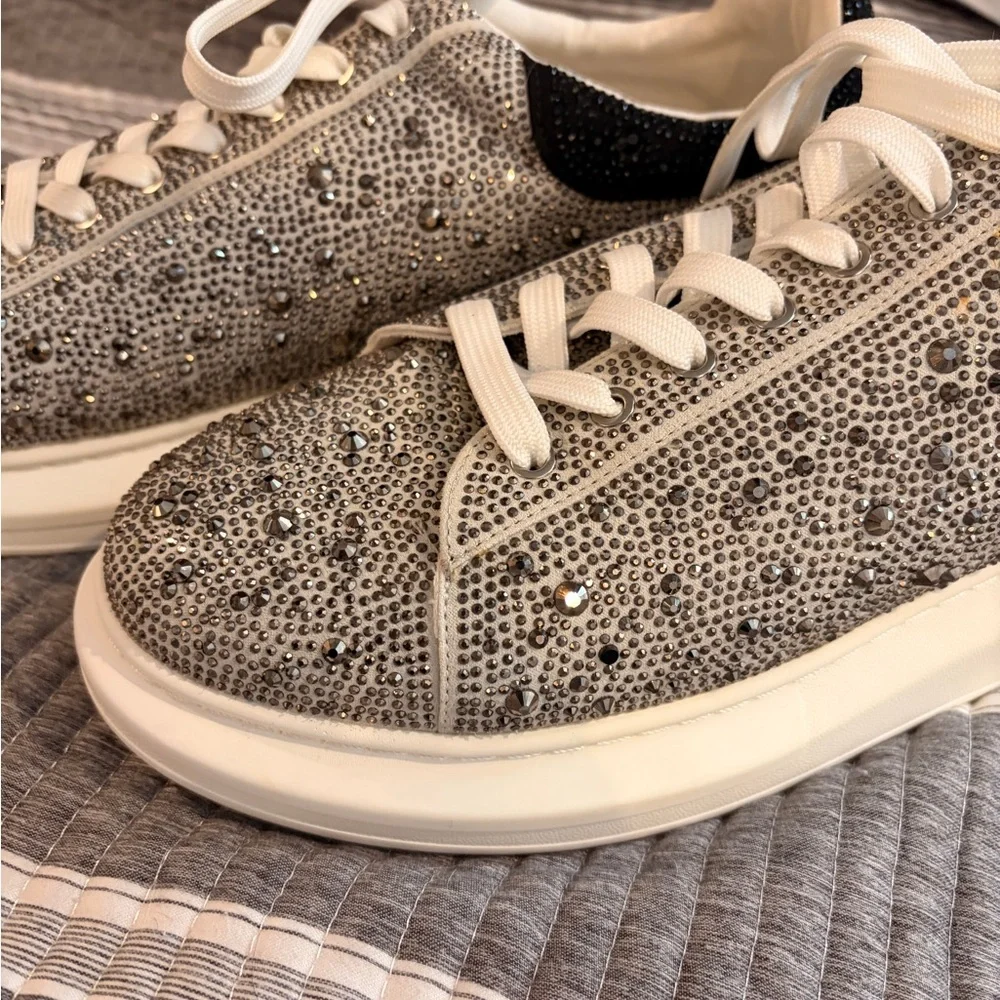 Steve Madden modern design