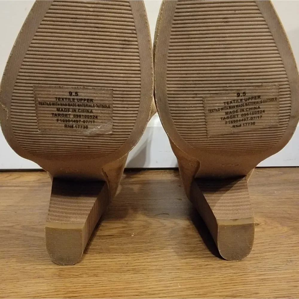 Womans 9.5 Mossimo Heel Ankle boots