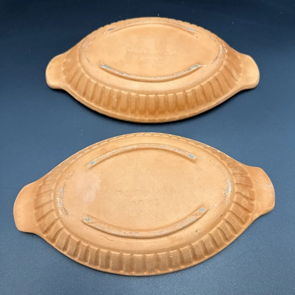 Unmarked two dishes