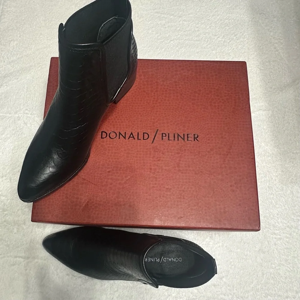 Donald J. Pliner Black Snakeskin Women’s Boots- NIB Size 6