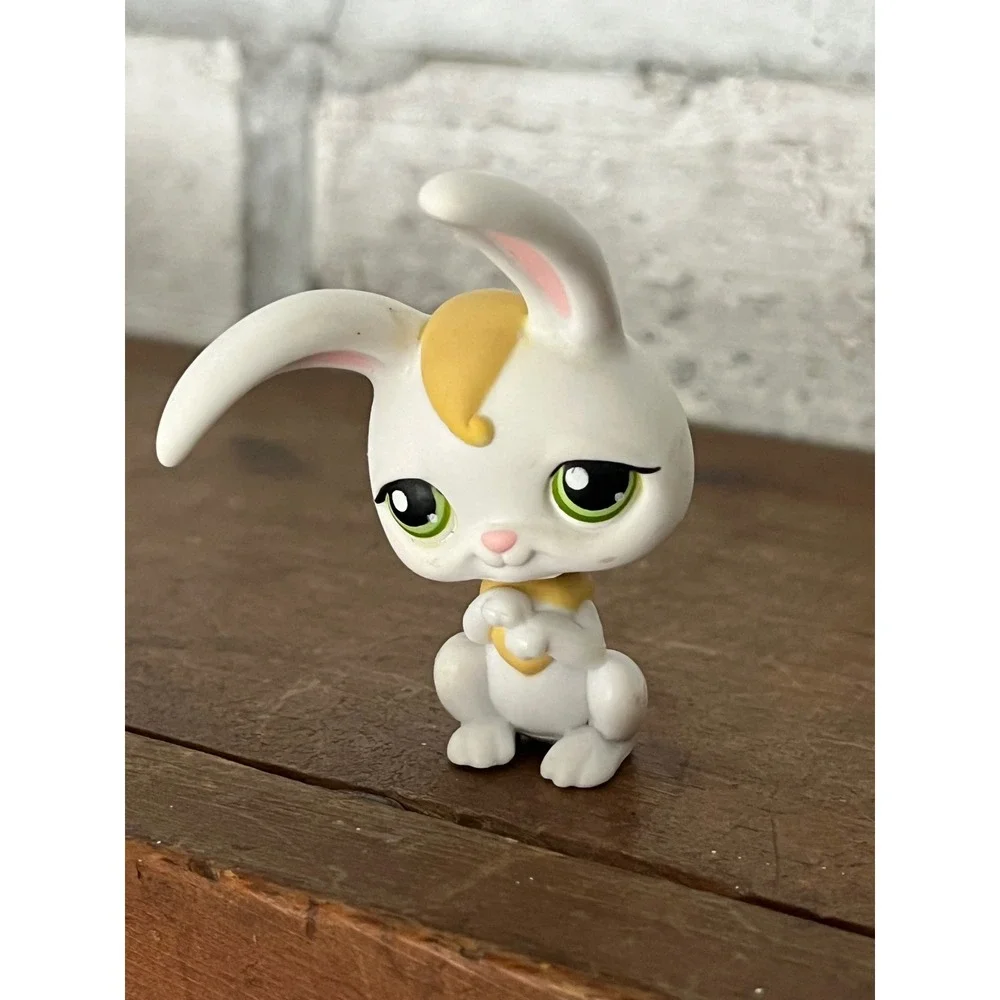 Littlest‎ Pet Shop LPS #245 White & Yellow Bunny Rabbit Green Eyes Red Magnet