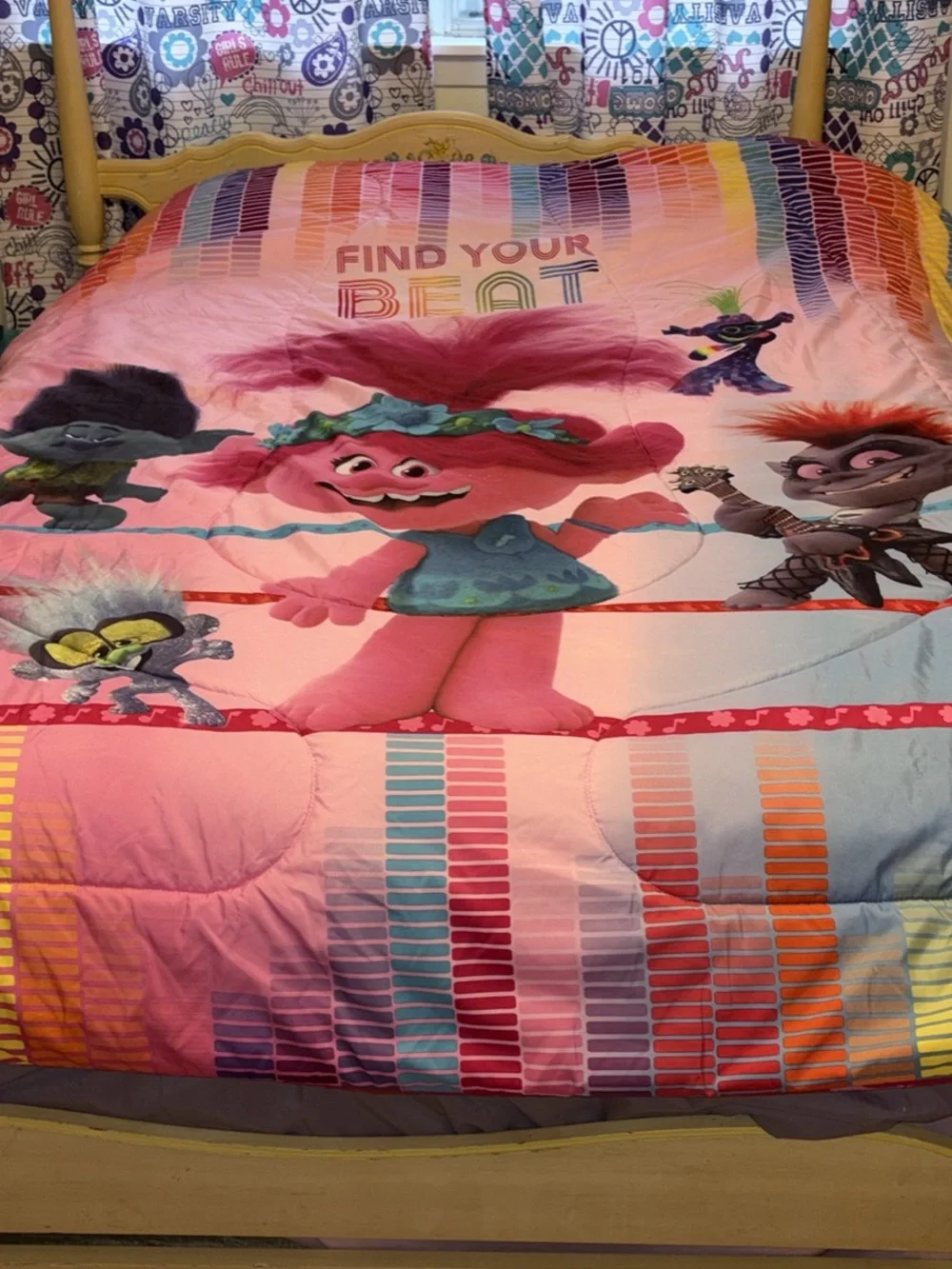 Dreamworks Pink & Multicolor Trolls 'Find Your Beat' Comforter
