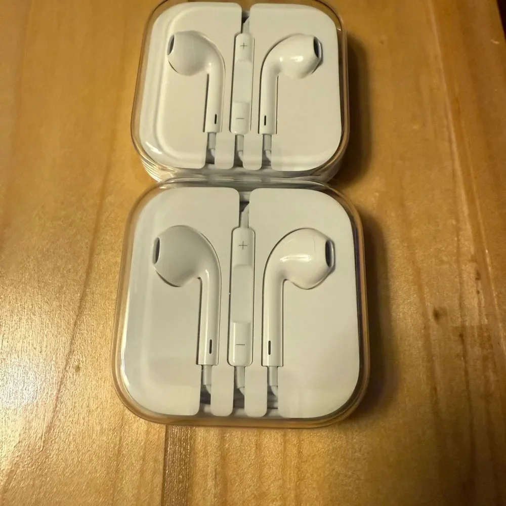 Apple New set of 2 EarPods (3.5mm Headphone Plug) White Earbud Headphones