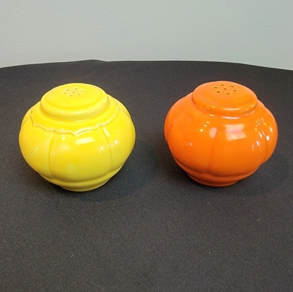 Homer Laughlin Salt & Pepper Shaker Riviera Tango‎ (Fiestaware cousin) red yell