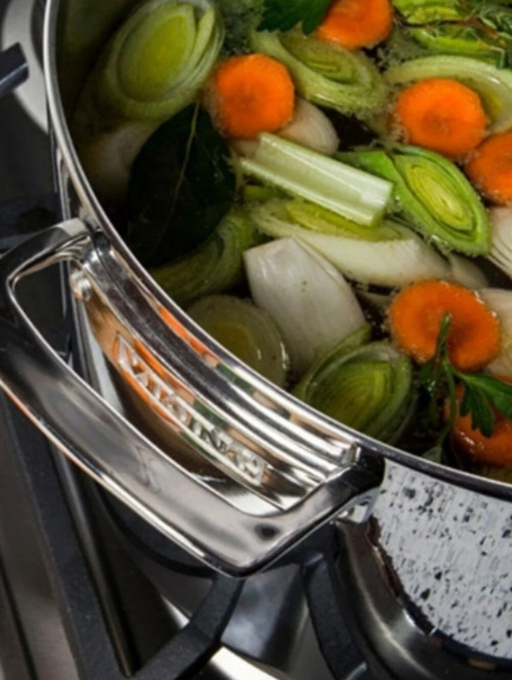 Viking 3-Ply Bonded Stainless Steel 8QT Stock Pot with Lid - Silver