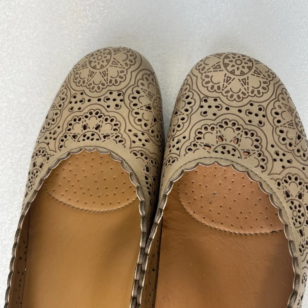 Earthies women bindi