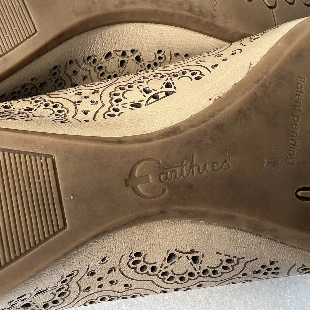 Earthies women bindi