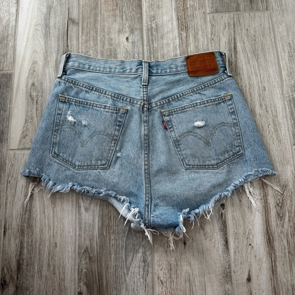 Levis size 28