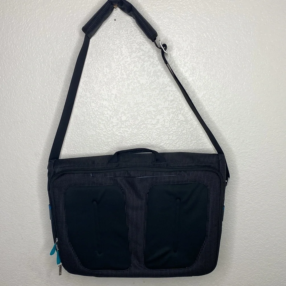 Thule Crossover Black Messenger Bag NWOT