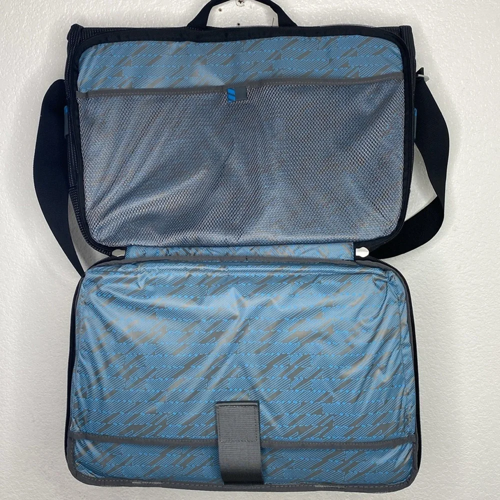 Thule Crossover Black Messenger Bag NWOT