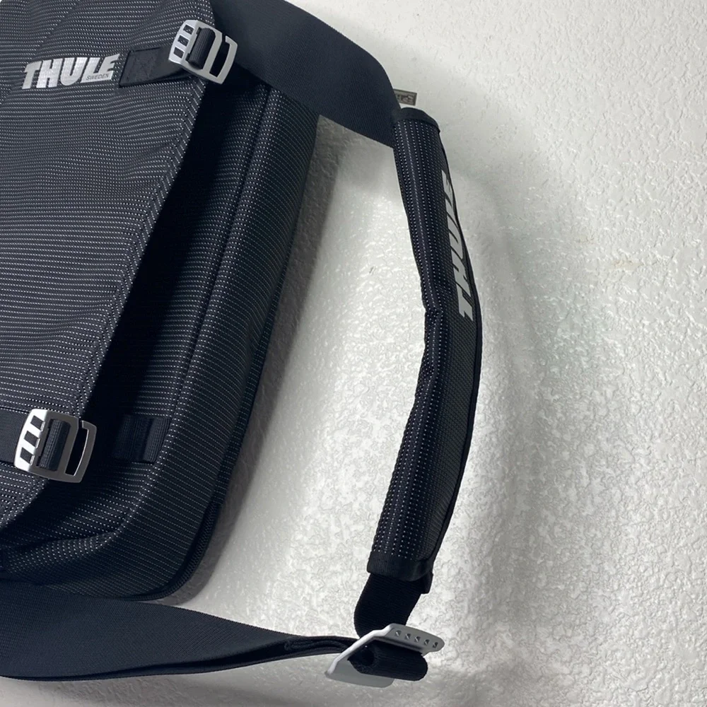 Thule Crossover Black Messenger Bag NWOT