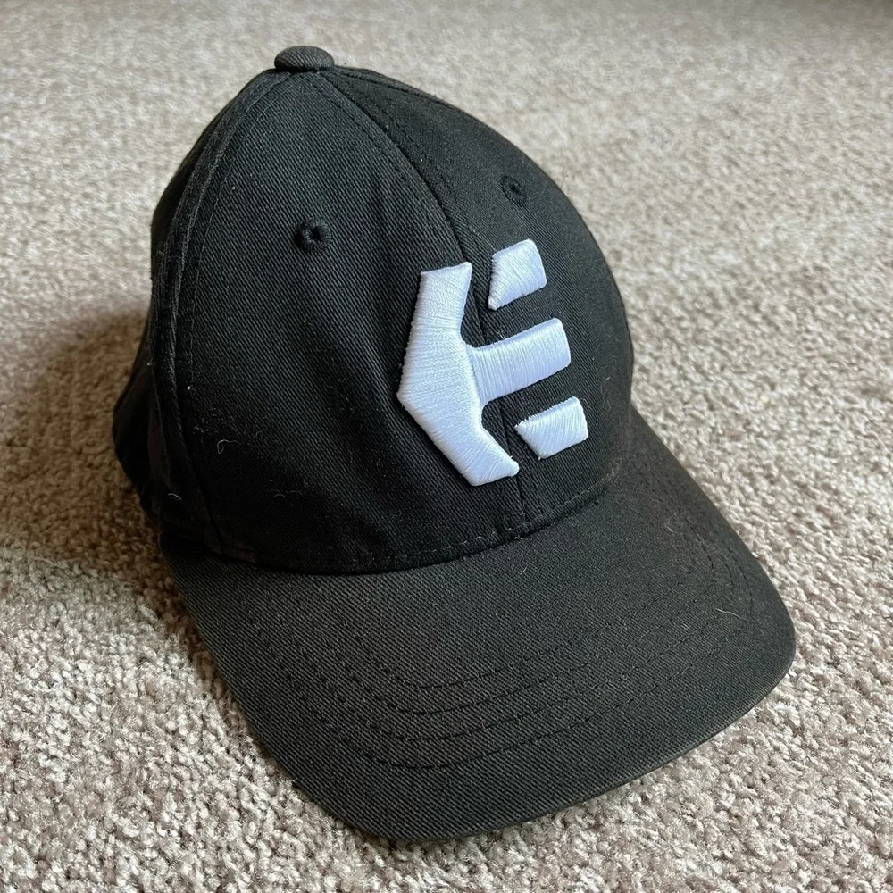 VTG 00’s / Y2K Etnies Youth Black Cap