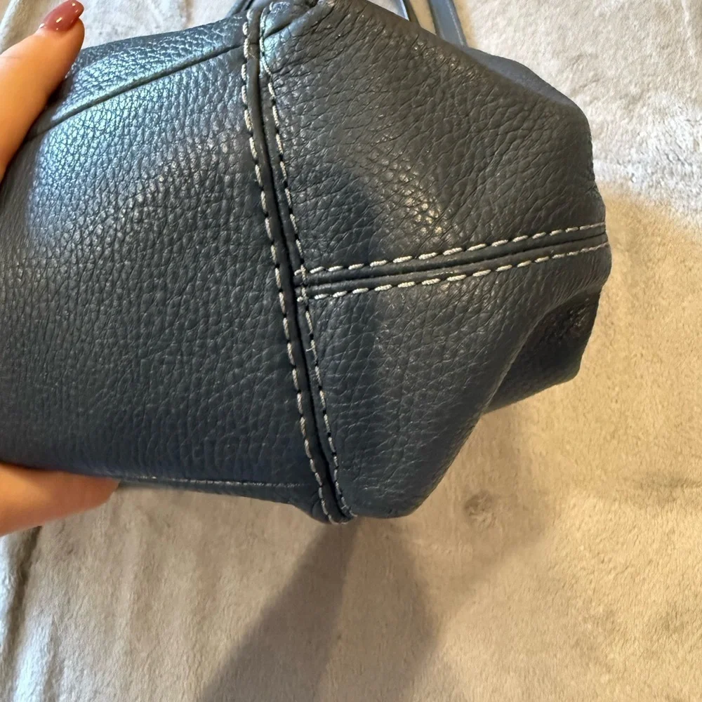 Coach sophisticated shoulder