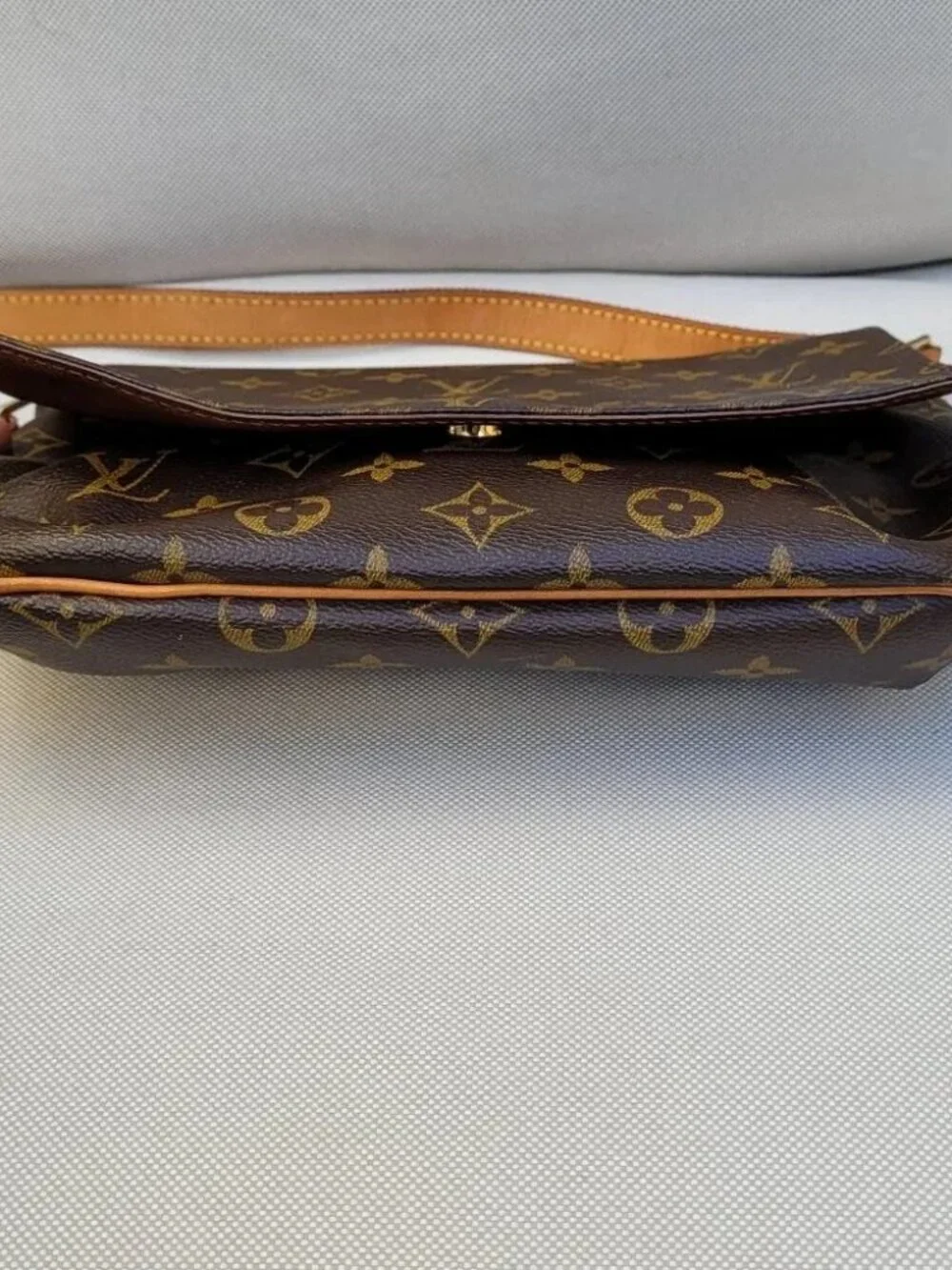 Louis Vuitton excellent color