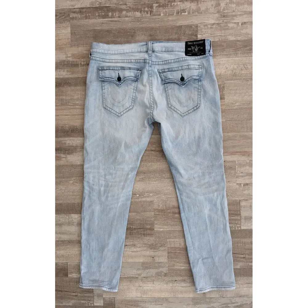 True Religion Men's Geno Flap Big T Relaxed Slim Fit Light Wash Jeans‎ 42x33