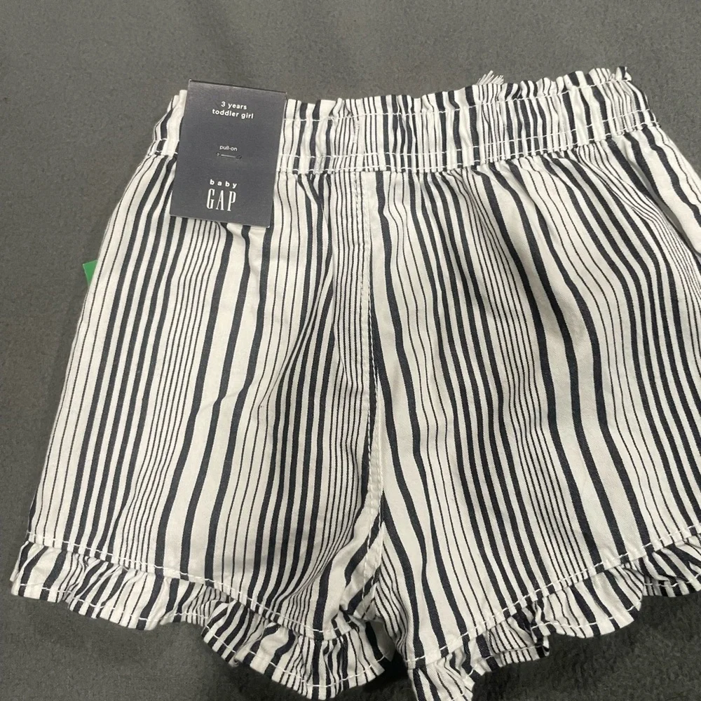 GAP white shorts