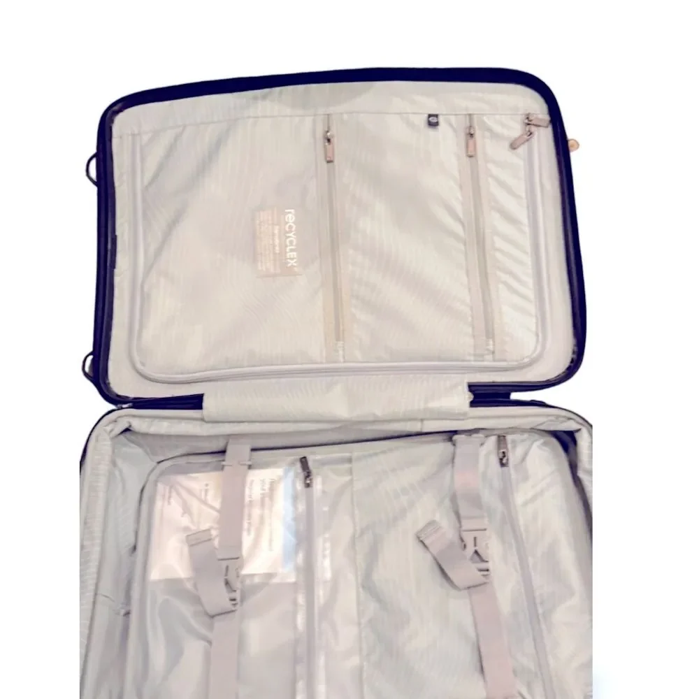 Samsonite confidently piece