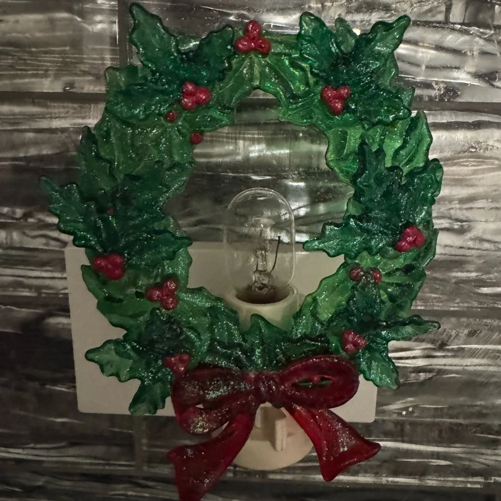 Christmas Wreath Plug In Night Light Vintage Christmas Wreath Plastic Bead as is