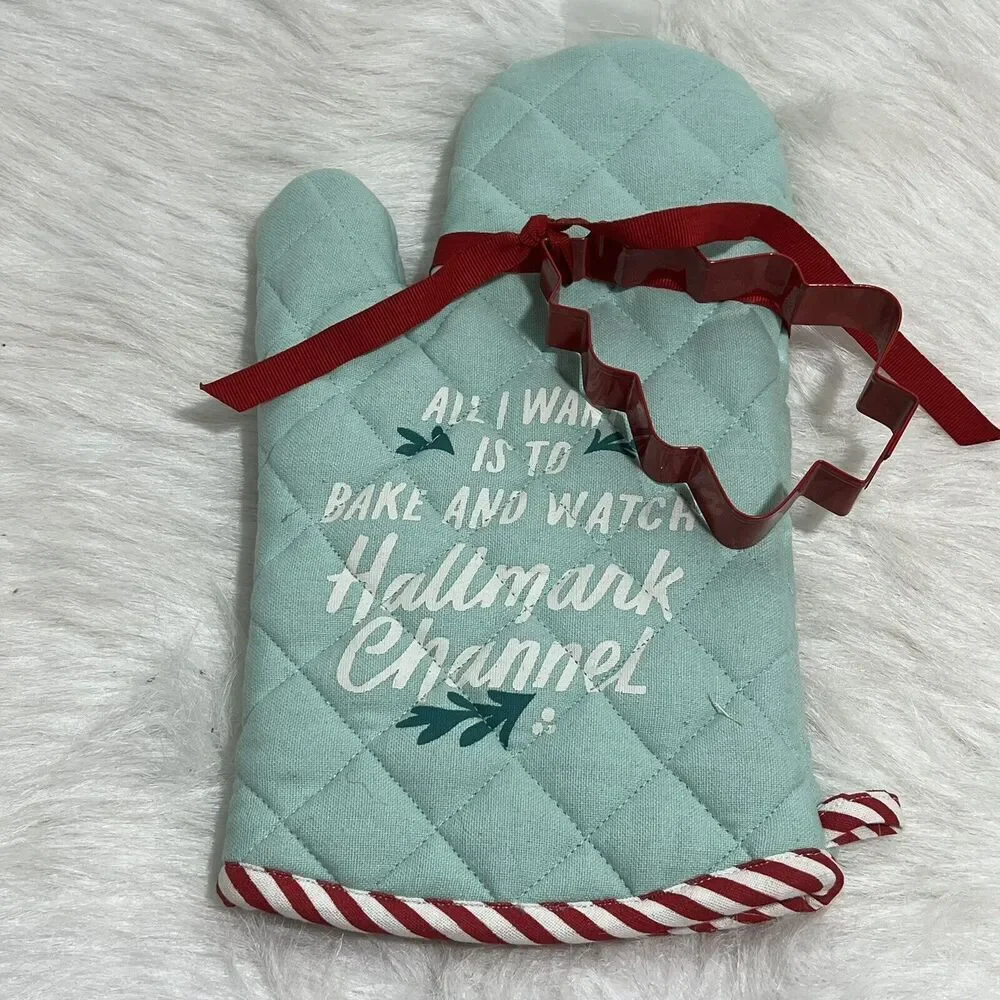 Hallmark Channel Christmas Oven Mitt Gift Set-Tree Shaped Cookie Cutter‎ ~ NEW