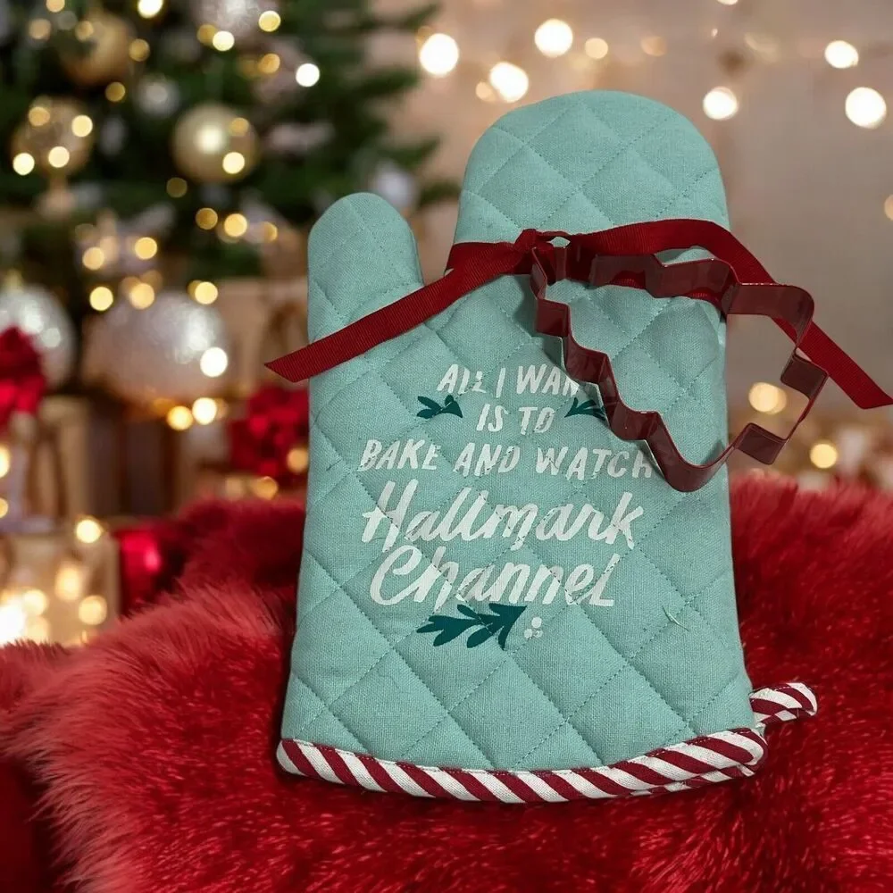 Hallmark Channel Christmas Oven Mitt Gift Set-Tree Shaped Cookie Cutter‎ ~ NEW