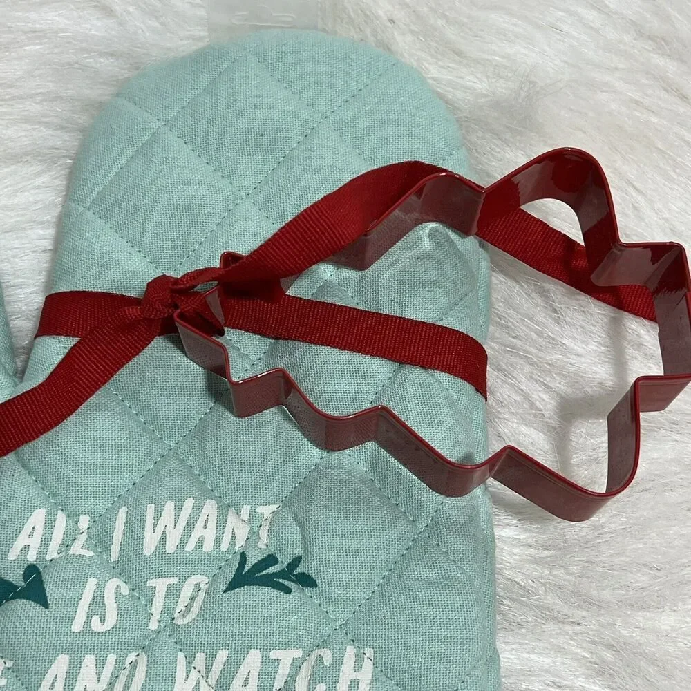 Hallmark Channel Christmas Oven Mitt Gift Set-Tree Shaped Cookie Cutter‎ ~ NEW