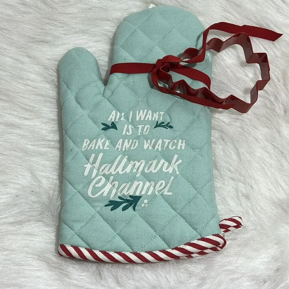 Hallmark Channel Christmas Oven Mitt Gift Set-Tree Shaped Cookie Cutter‎ ~ NEW