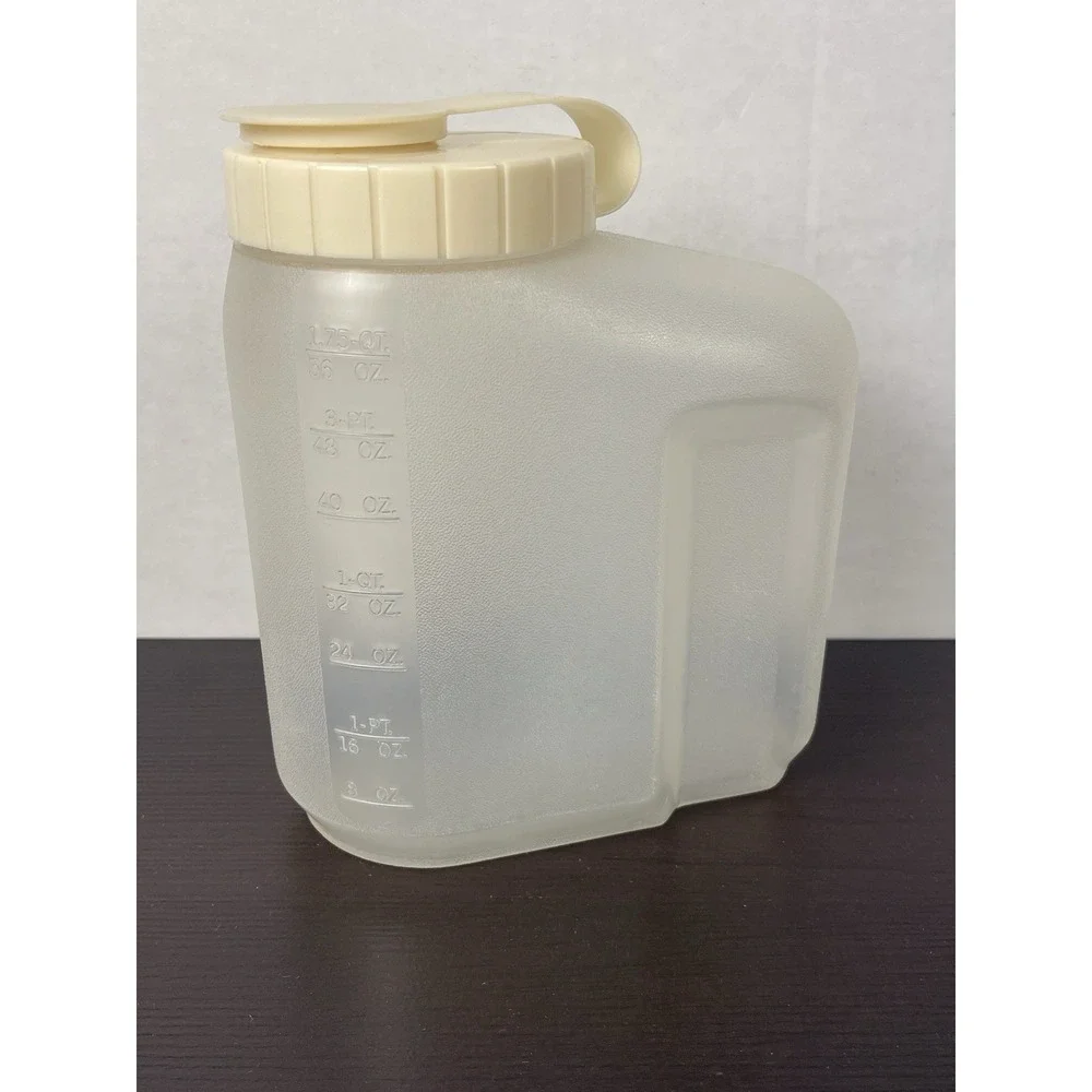 Vintage Rubbermaid Servin' Saver 1.75 Qt. Drink Container Almond Flip Lid Clean!