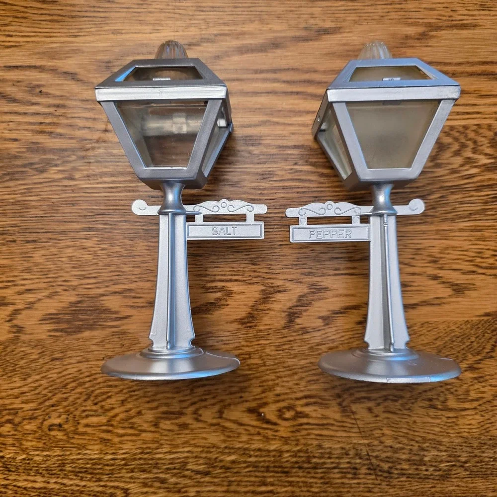 N/A 1950s plastic
