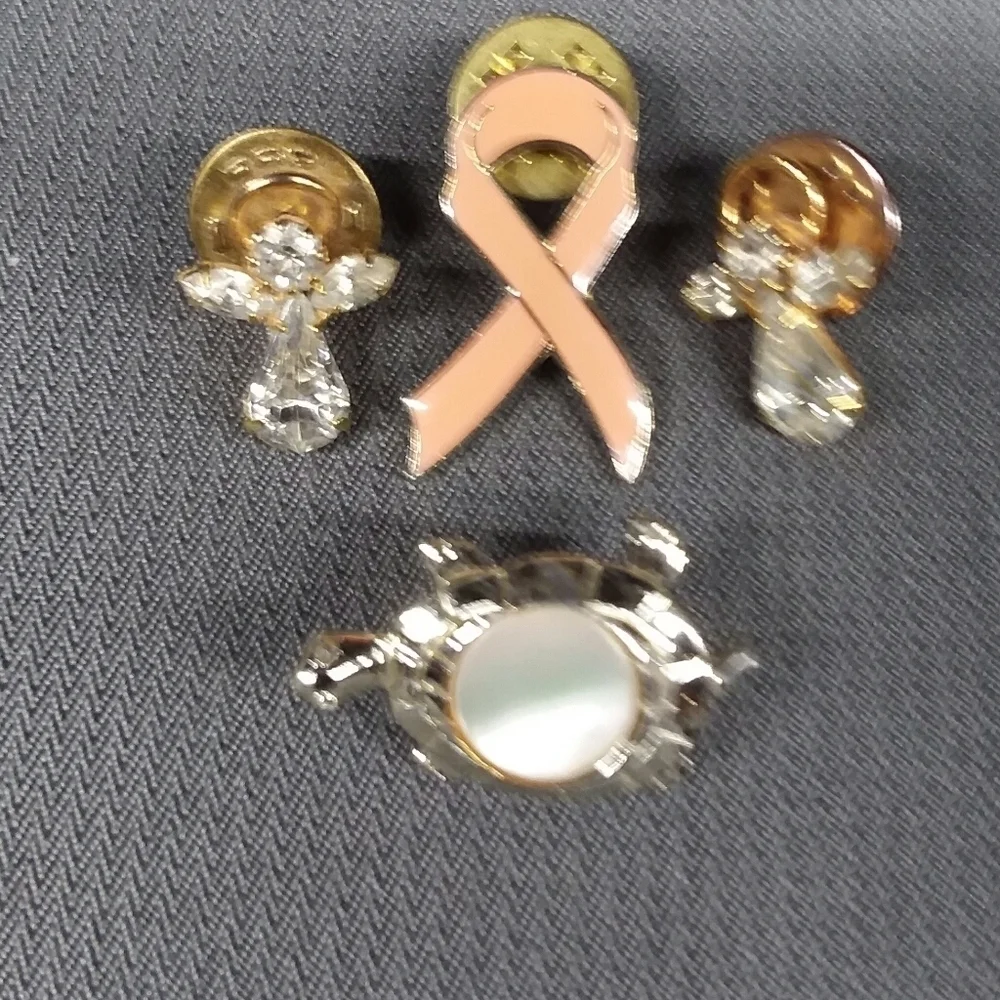 😘3/$12 item. Super Cute Small Pins Bundle!