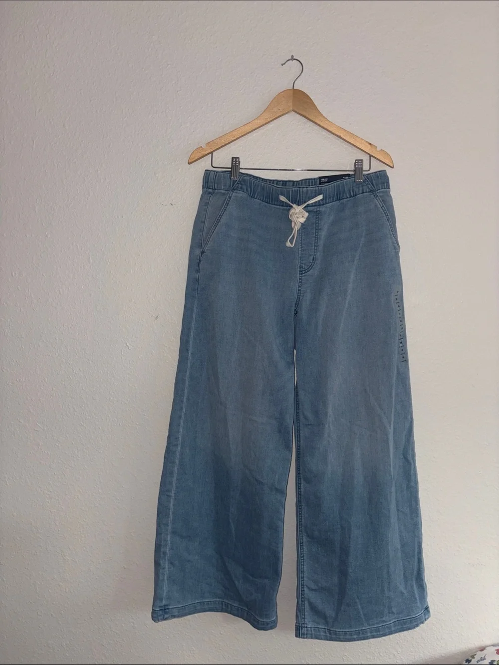 American Eagle Outfitters relaxed fit