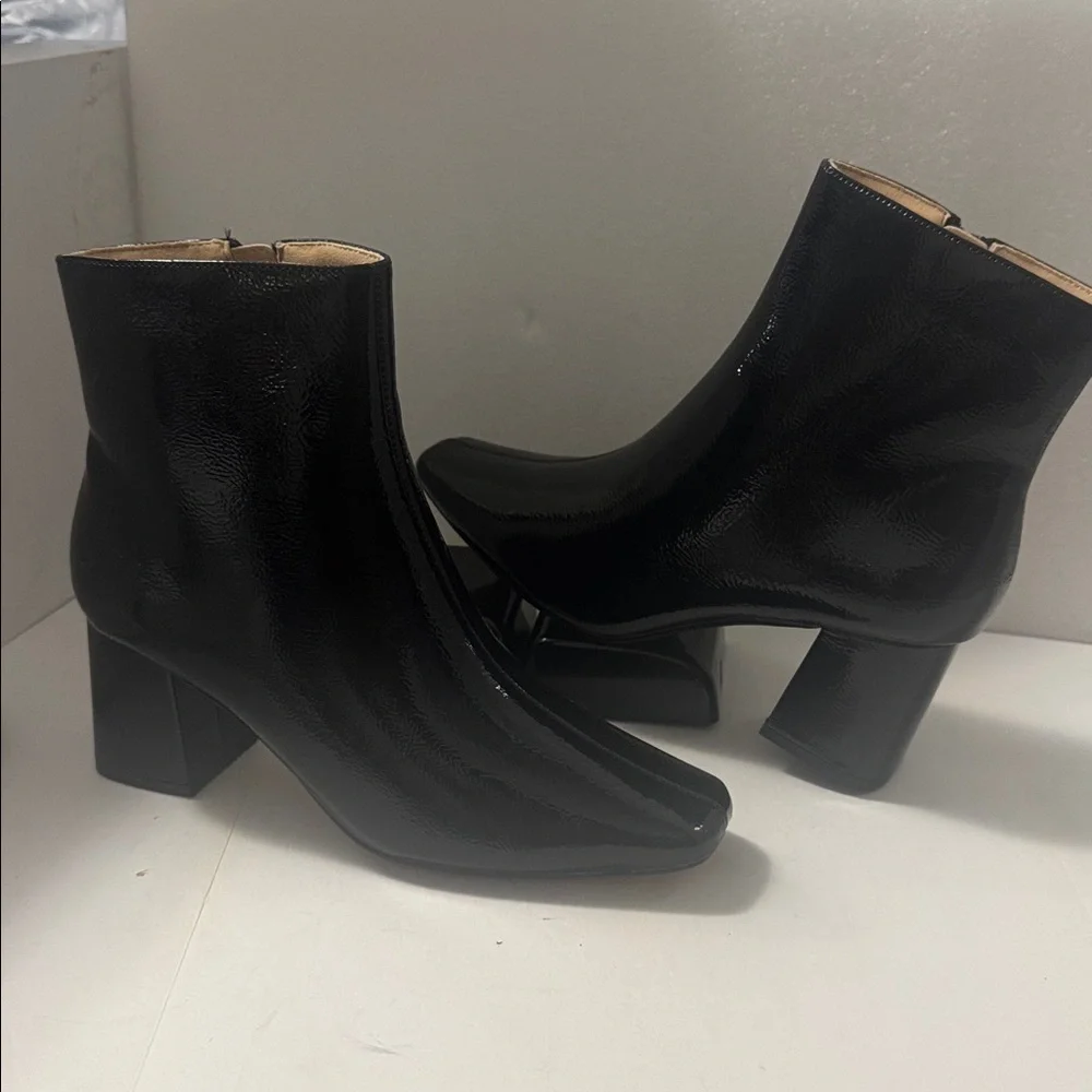 Journee Collection Glossy Black Ankle Booties size 8
