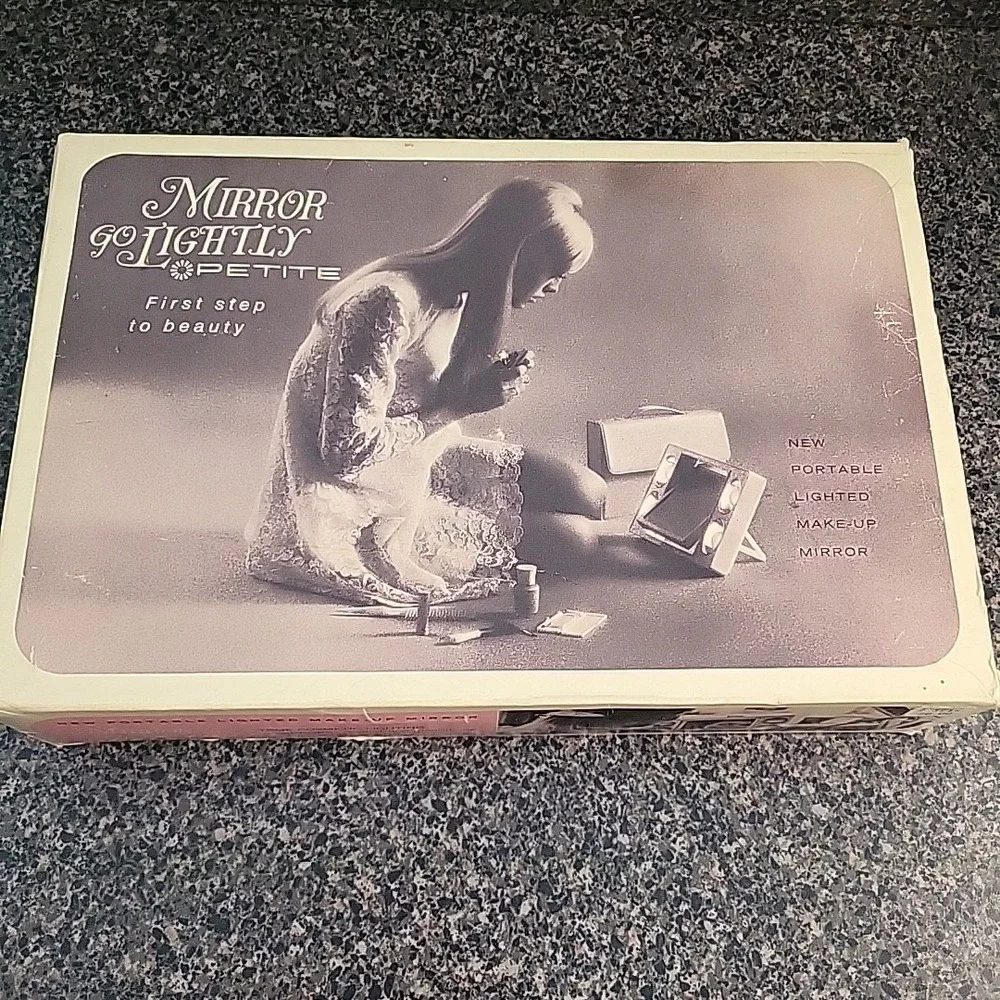 VINTAGE Mirror Go Lightly Petite Make Up Mirror Magnifying Original Box READ‎
