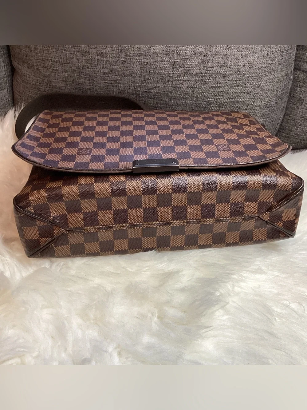 Louis Vuitton spain go hands
