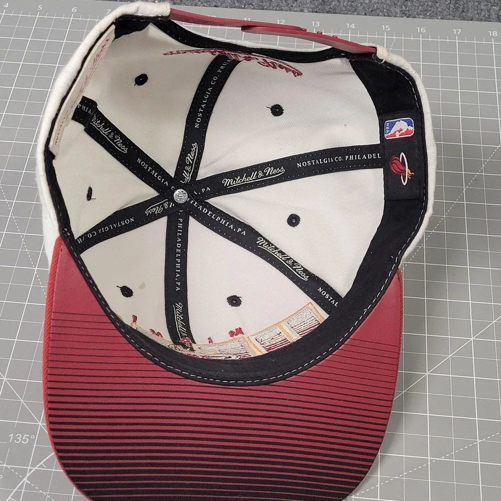 Miami Heat Hat Cap Snap Back White Red NBA Basketball‎ Mens Throwback Script