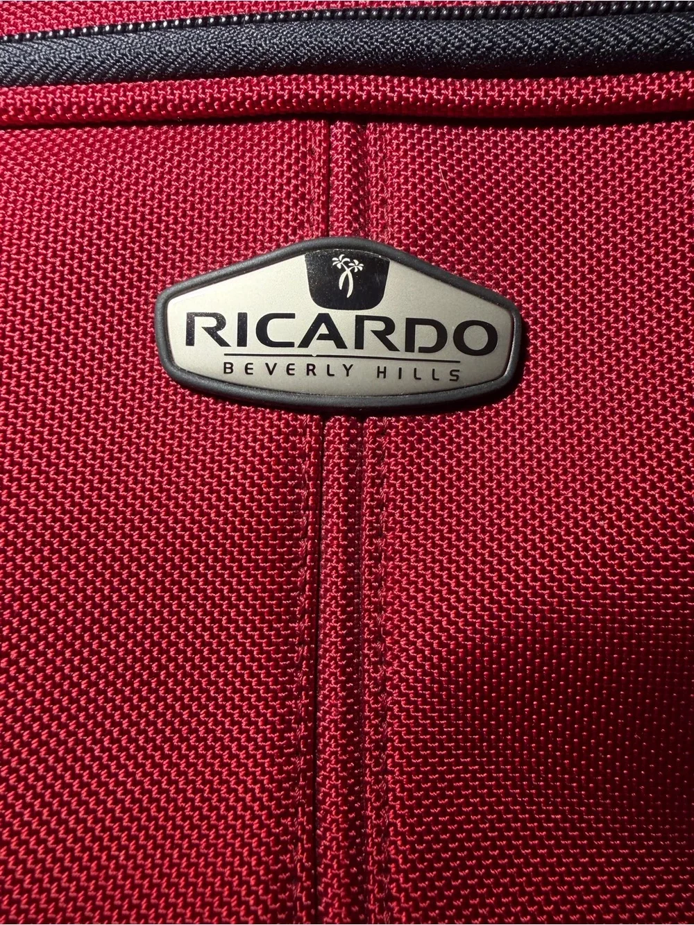 Ricardo red shoulder