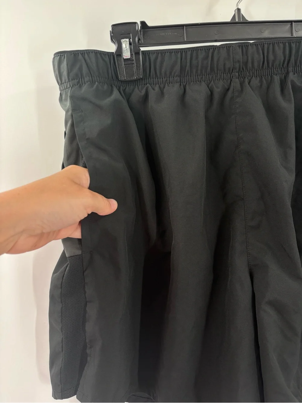Nike ships black logo