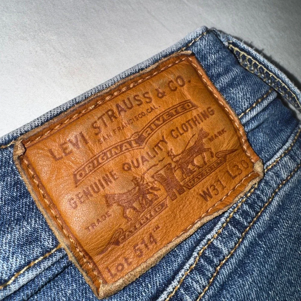 Levis please note