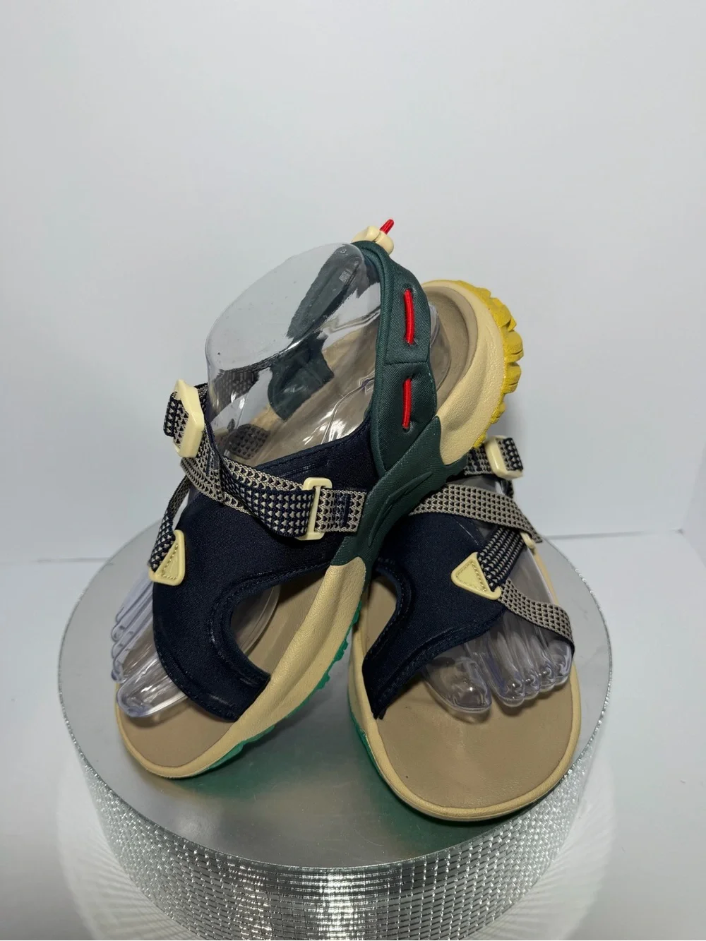 Women’s Nike Beige and Black Adjustable Strap Sandals size 8 Exellent condition