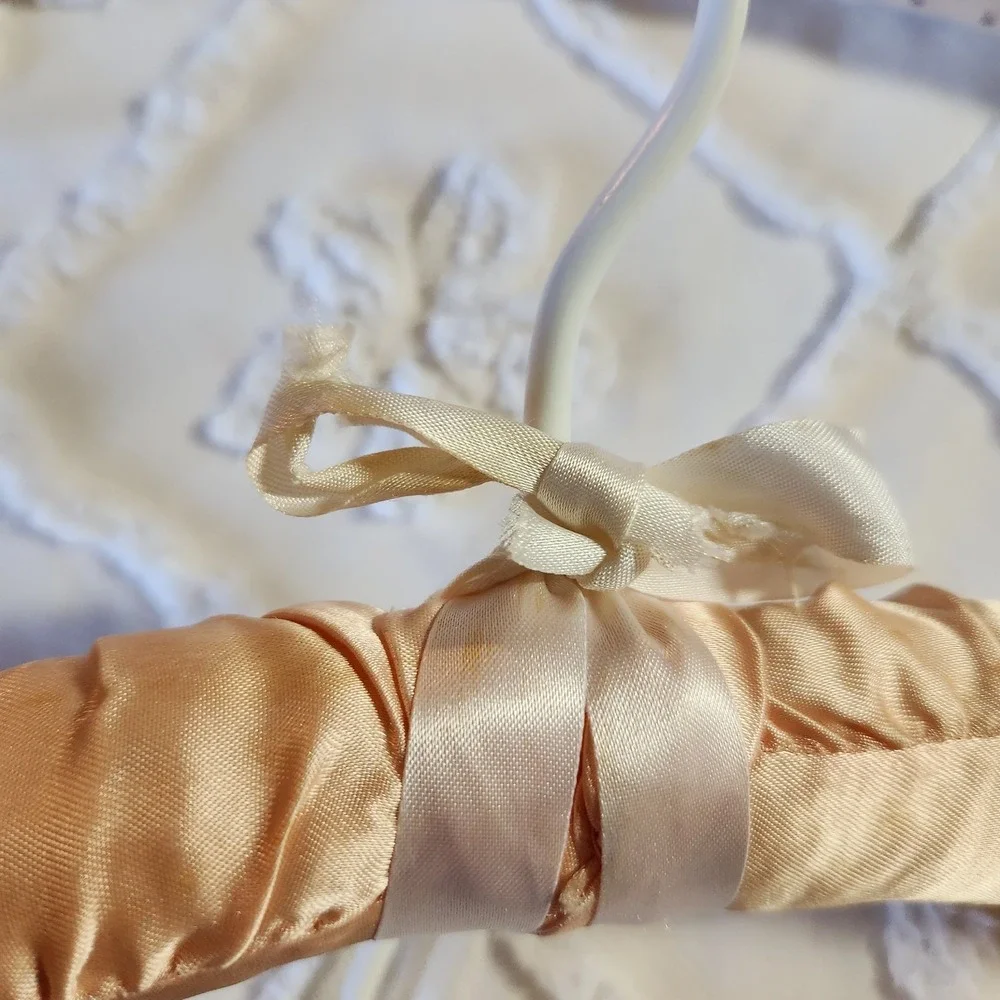 The Unbranded Brand fabric padded