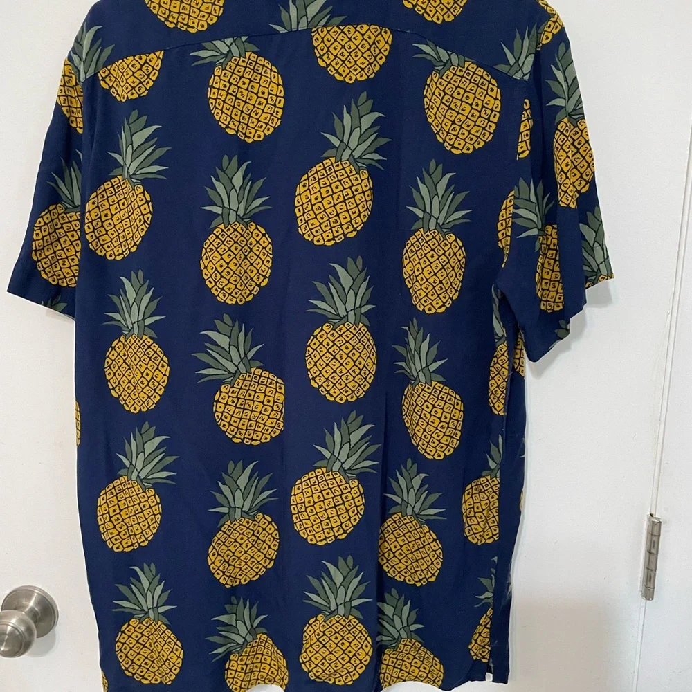 Banana Republic Men’s Button up Hawaiian Style Navy blue W pineapple print shirt