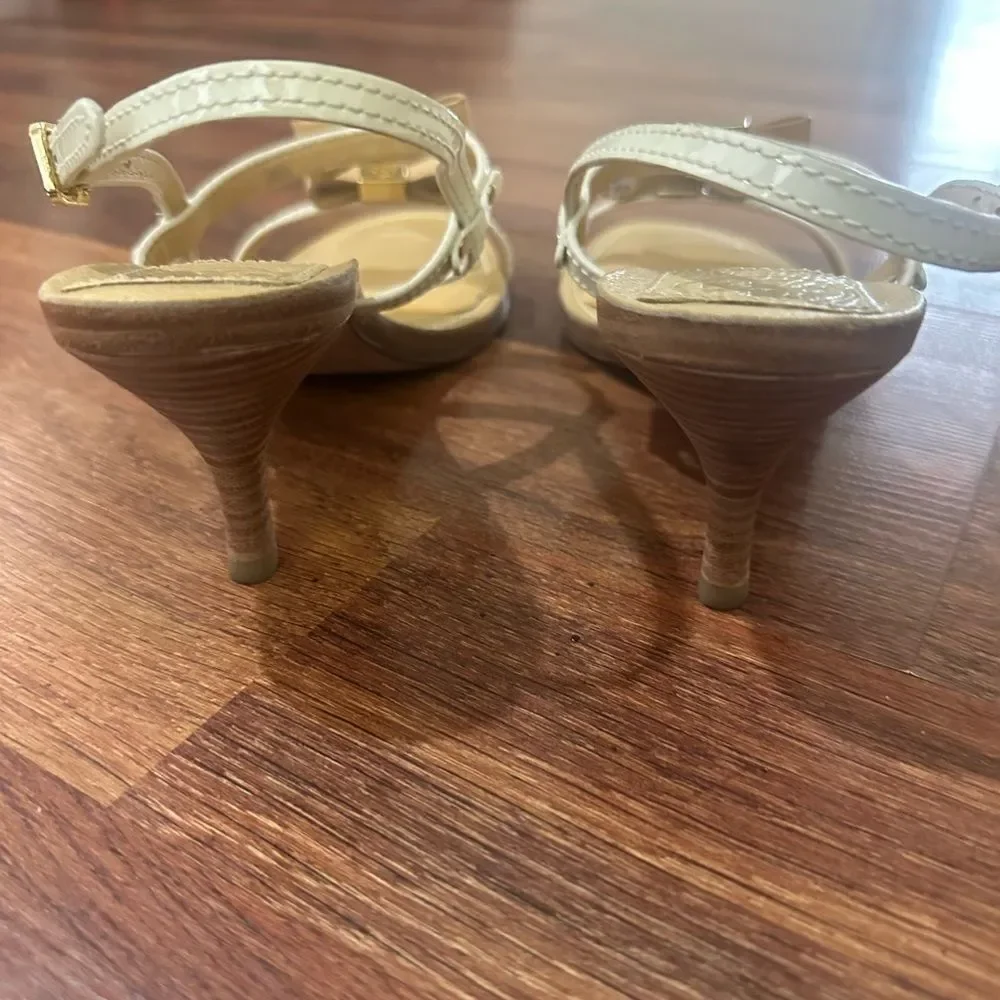 TORY BURCH Elegant Cream Sandals with Bow Accent