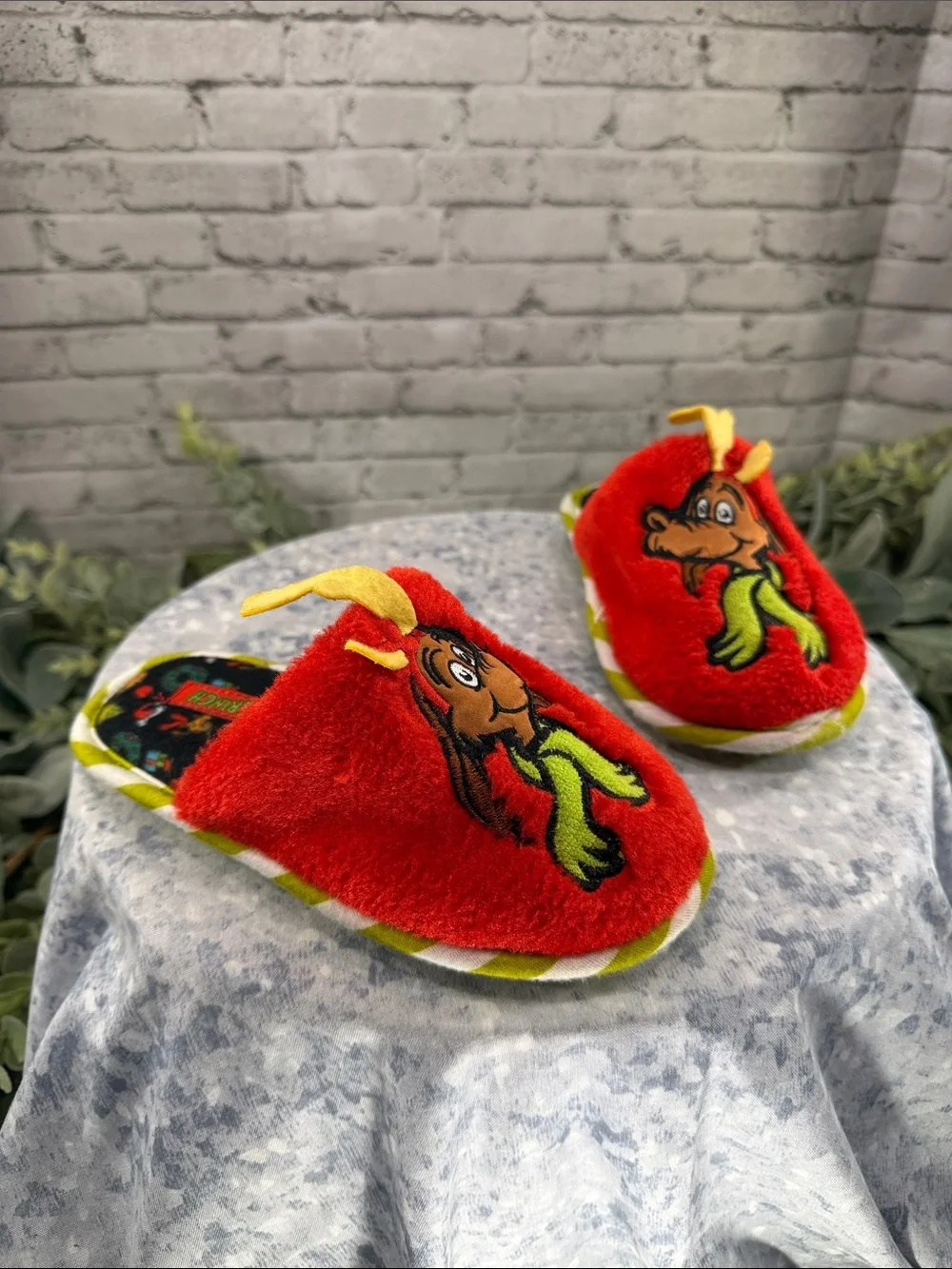 GRINCH “Max the Dog” Red Fuzzy 3D Character Slipper Slides Boys Size 9/10 ❤️