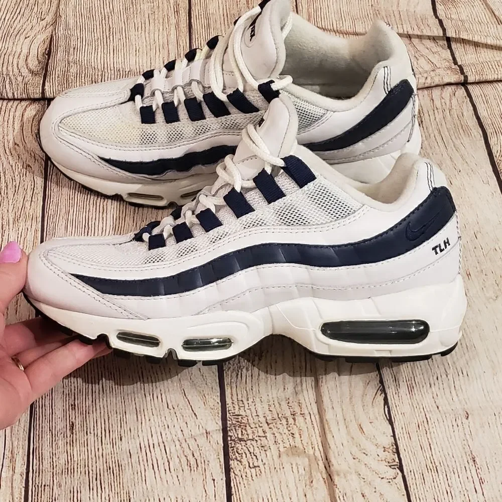 NIKE Sneakers