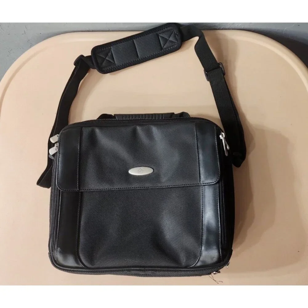 Init Portable DVD Player Black Bag with CD Pockets& Storage 11'' in‎