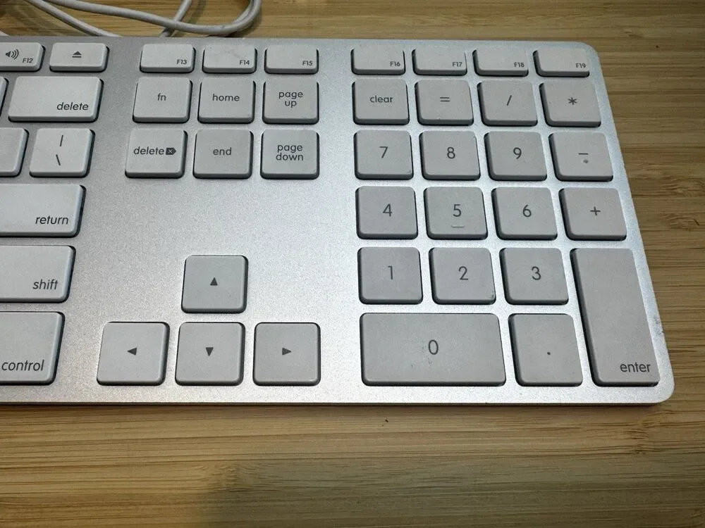 Genuine Apple A1243 Wired Mac USB Keyboard w/ Numeric Keypad White TESTED