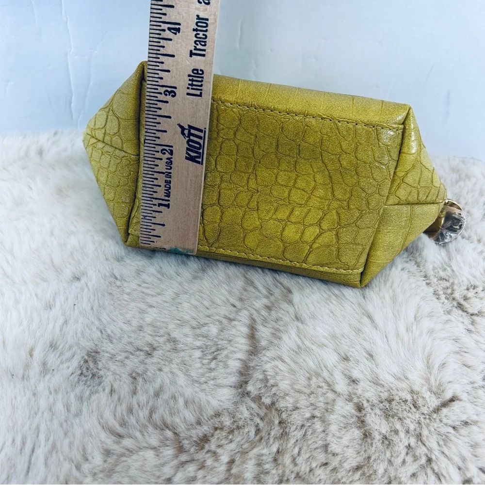 Elizabeth Arden chic yellow