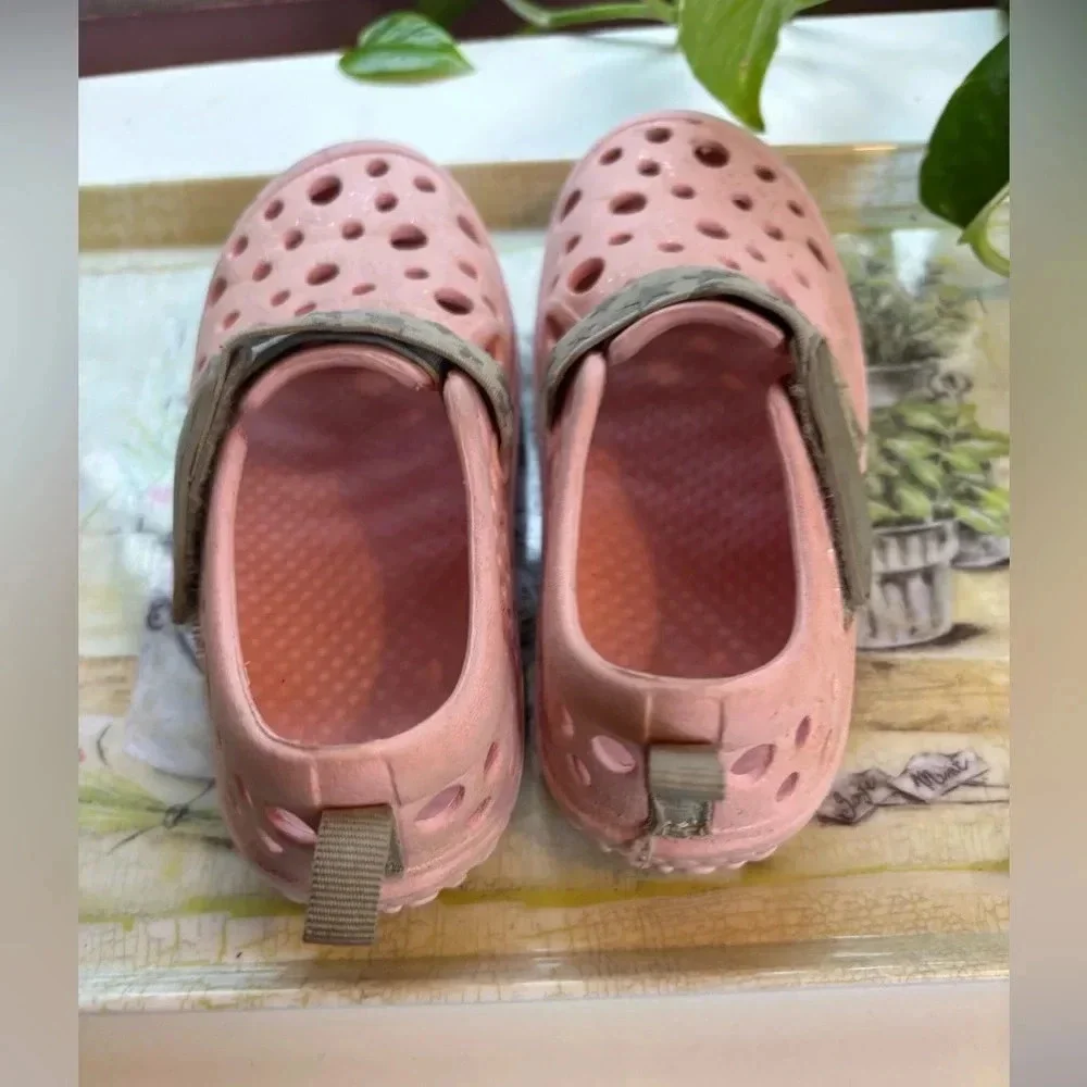 Western Chief kids pink Water Shoes 11/12
